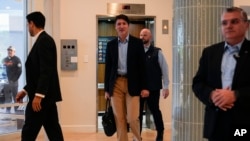 Прем’єр-міністр Канади Джастін Трюдо у вестибюлі готелю Delta by Marriott, 30 листопада 2024 року, Вест-Палм-Біч, Флорида, США. AP Photo/Carolyn Kaster