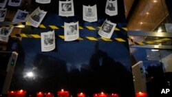 Sejumlah foto jurnalis yang tewas dibunuh ditampilkan dalam acara protes pembunuhan terhadap jurnalis Fredid Roman, di Mexico City, Meksiko, pada 24 Agustus 2022. (AP/Eduardo Verdugo)