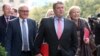 (Soldan sağa) Sosyal Demokrat Parti'nin Eski Başbakan adayı Peer Steinbrück, parti eski lideri Frank-Walter Steinmeier, partinin şimdiki lideri Sigmar Gabriel and Kuzey Ren Vestfalya eyaleti Başbakanı Hannelore Kraft 'Büyük Koalisyon' görüşmelerinin ilki için CDU Lideri ve Başbakan Angela Merkel'le görüşmeye giderken