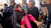 Seorang anak Palestina yang terluka akibat serangan Israel dibawa menuju Rumah Sakit Nasser di Khan Younis, Jalur Gaza, pada 20 November 2023. (Foto: Reuters/Ibraheem Abu Mustafa)