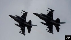 Винищувачі F-16 Повітряних сил ЗСУ, 4 серпня 2024. AP Photo/Efrem Lukatsky