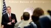 Роберт Мюллер, як директор ФБР, пояснює реорганізацію агентства на зустрічі з журналістами в будівлі ФБР у Вашингтоні, округ Колумбія, 29 травня 2002 року.