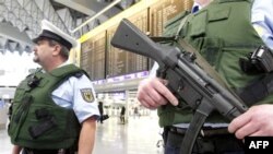 Frankfurt hava alanında terör alarmına geçen polisler