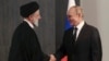 Presiden Rusia Vladimir Putin, kanan, dan Presiden Iran Ebrahim Raisi berjabat tangan saat pertemuan mereka di sela-sela KTT Organisasi Kerja Sama Shanghai (SCO) di Samarkand, Uzbekistan, Kamis, 15 September 2022. (Foto: via AP)