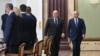 Президент России Владимир Путин (справа) в сопровождении премьер-министра России Михаила Мишустина прибывает на встречу с членами российского правительства в Москву 6 мая 2024 года.(Photo by ALE