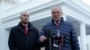 Los líderes demócratas en el Congreso, el congresista Hakeem Jeffries, a la izquierda, y el senador Chuck Schumer, conversan con los medios tras ser recibidos por el presidente Joe Biden en la Casa Blanca, el 17 de enero de 2024.