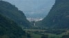 တရုတ်နိုင်ငံတောင်ပိုင်း၊ ယူနန်ပြည်နယ်၊ Nansan မြို့ တောင်ကုန်းတခုပေါ်မှ တွေ့ရသည့် မြန်မာနိုင်ငံ၊ ကိုးကန့်ဒေသ။ သြဂုတ် ၃၀၊ ၂၀၀၉။