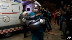 Seorang anak laki-laki Palestina yang terluka dibawa ke Rumah Sakit Nasser setelah pemboman Israel di kamp pengungsi Khan Younis, Jalur Gaza selatan, Senin, 20 November 2023. (AP Photo/Mohammed Dahman)