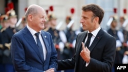 ဂျာမန်ဝန်ကြီးချုပ် Olaf Scholz နှင့် ပြင်သစ်သမ္မတ Emmanuel Macron