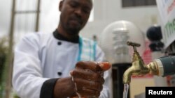 Wani ma'aikacin kiwon lafiya ya na wanke hannuwansa bayan kula da mara lafiya