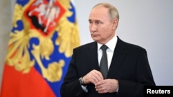 Presiden Rusia Vladimir Putin menghadiri upacara penyerahan medali Bintang Emas kepada anggota militer di Aula St. George Kremlin di Moskow, Rusia, 8 Desember 2023. (Foto: Sputnik/Sergei Guneev/Pool via REUTERS)