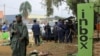 Bayi pulusu bazali kokengela esika bombe moko ebetaki na Beni, Nord-Kivu, 26 décembre 2021. (AP Photo/Al-hadji Kudra Maliro)
