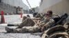 Anggota pasukan bersenjata Inggris tampak beristirahat di Bandara Kabul, Afghanistan, pada 22 Agustus 2021, di tengah penugasan mereka untuk mengevakuasi warga Inggris dari Afghanistan . (Foto: MOD/AFP/Ben Shread)