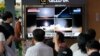 Layar TV menampilkan gambar peluncuran rudal Korea Utara saat program berita di Stasiun Kereta Api Seoul di Seoul, Korea Selatan, Kamis, 31 Agustus 2023. (Foto: AP)