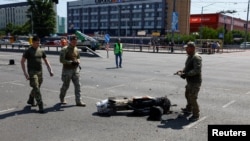 Поліцейські поблизу частин ракети, після удару Росії, Київ, 29 травня 2023 року REUTERS/Valentyn Ogirenko