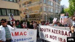 İranın Ankaradakı səfirliyi qarşısında aksiya (Arxiv foto. Mənbə: VOA)