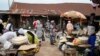 Des gens achètent des produits alimentaires sur un marché d’Owo, dans le sud-ouest du Nigeria, le 7 juin 2022.
