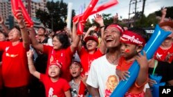 အမျိုးသား ဒီမိုကရေစီ အဖွဲ့ချုပ်ရုံးရှေ့အောင်ပွဲခံနေစဉ်။ 