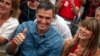 ARCHIVO - El presidente del gobierno español, Pedro Sánchez, se ve junto a su esposa, Begoña Gómez, durante un acto de cierre de campaña en Madrid, España, el viernes 21 de julio de 2023