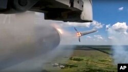 На цій фото, за даними росіян, штурмовик російських ВПС запускає ракету під час польоту над Україною. Фото: Міноборони Росії/ via AP