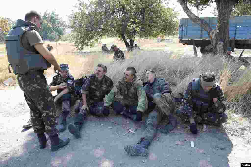 Бійці батальйону &quot;Азов&quot; на КПП біля міста Маріуполь.
