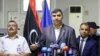 Le ministre de l'Intérieur libyen (GNA), le ministre de l'Intérieur Abdessalam Achour (C) et le sous-secrétaire du ministère des Communications du gouvernement GNA Hisham Abu Shkiwat (R) donnent une conférence de presse au cours de laquelle ils ont dévoil