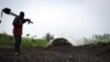 Un homme dans les collines du territoire de Masisi près de Kitchanga dans la province du Nord Kivu, RDC, 16 juillet2012.