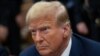 El ex presidente estadounidense Donald Trump se sienta en la sala del Tribunal Penal de Manhattan en Nueva York, EE.UU., el jueves 25 de abril de 2024.