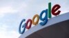 Un logo anuncia al gigante tecnológico Google. La compañía líder mundial anunció una poderosa inversión de 1.000 millones de euros para potenciar el desarrollo de la inteligencia rtificial de un campus en Finlandia.