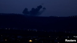 Asap mengepul di Lebanon dekat perbatasan dengan Israel, di tengah permusuhan lintas batas antara Hizbullah dan pasukan Israel, seperti yang terlihat dari Tirus, Lebanon selatan, 22 November 2023. (Foto: REUTERS/Alaa Al-Marjani)