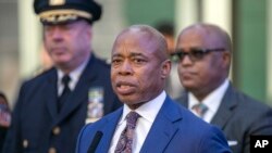 Wali Kota New York Eric Adams berbicara di Times Square New York pada 30 Desember 2022. Agen FBI menyita ponsel dan iPad Adams minggu ini sebagai bagian dari penyelidikan terhadap keuangan kampanyenya. (Foto: AP)