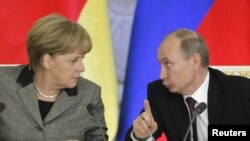 Almanya Başbakanı Angela Merkel ve Rusya Cumhurbaşkanı Vladimir Putin bir ortak basın toplantısında