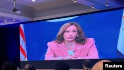 Wakil Presiden AS Kamala Harris berbicara secara virtual dari layar video dalam forum negara-negara di Kepulauan Pasifik yang digelar di Suva, Fiji, pada 13 Juli 2022. (Foto: Reuters/Kirsty Needham)