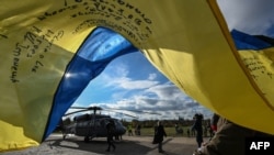 На фото - глядачі під час презентації проєкту "Подарунок для Путіна" в Празі, Чехія, 17 листопада 2023 р. Проєкт зібрав 27,5 мільйона доларів від понад 188 тисяч донорів, щоб придбати танк, ракетну установку, систему розмінування, безпілотники та боєприпаси. Michal Cizek/AFP