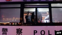 Wakil Menteri Keamanan Publik China Fu Zhenghua (CC) memeriksa kantor polisi keliling di Stasiun Kereta Api Selatan Beijing sebagai ilustrasi. Pemerintah Belanda pada Selasa (1/11) memerintahkan China untuk segera menutup "kantor polisi" di Belanda. (Foto: AFP)