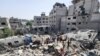 Palestinos cargan el cuerpo de una persona muerta en un ataque israelí a una casa, en medio del conflicto en curso entre Israel y el grupo islamista palestino Hamas, en el campo de refugiados de Jabalia, en el norte de la Franja de Gaza, el 18 de mayo de 2024.