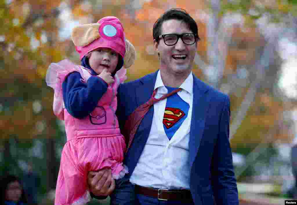 加拿大的帅哥总理贾斯汀&middot;特鲁多（Justin Trudeau）在加拿大安大略省渥太华参加万圣节庆祝活动时抱着他的儿子Hadrien（2017年10月31日）。