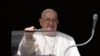 El papa Francisco sonríe desde una ventana del Vaticano durante el rezo del Ángelus el 14 de enero de 2024.