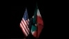 Seorang petugas memindahkan bendera Iran dari panggung setelah perwakilan sejumlah negara termasuk AS, Iran, China dan Rusia berfoto bersama dalam pertemuan yang membahas kesepakatan nuklir Iran di Vienna, Austria, pada 14 Juli 2015. (Foto: Pool via AP/Carlos Barria)