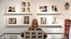 La modelo y fotógrafa inglesa Pattie Boyd sostiene un conjunto de fotografías antiguas originales tomadas por ella misma durante la estadía de los Beatles en el ashram de Maharishi Mahesh Yogi en Rishikesh, India.