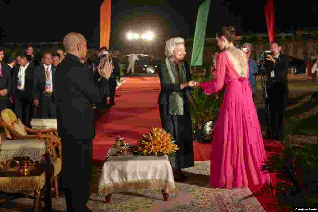 លោកស្រី​ Angelina Jolie ទទួលស្វាគមន៍ព្រះករុណា ព្រះបាទ សម្តេចព្រះ​នរោត្តម សីហមុនី និង​សម្តេចព្រះ​មហាក្សត្រី ព្រះវររាជ​មាតា​ជាតិខ្មែរ នរោត្តម មុនីនាថ សីហនុ​ ​សម្តេច​ព្រះ​វររាជមាតា​ នរោត្តម មុន្នីនាថសីហនុ​ ​ក្នុងការសម្ភោធ​ខ្សែភាពយន្ត​រឿង​ &laquo;មុន​ដំបូង​ខ្មែរ​ក្រហម​សម្លាប់​ប៉ា​របស់​ខ្ញុំ​&raquo;​នាខេត្តសៀមរាប​​ក្នុងថ្ងៃទី​ ១៨ ខែ កុម្ភៈឆ្នាំ ២០១៧។ (Amanda Boury/Netflix) 