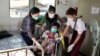 ၂၀၁၇ တုန်းက MSF အင်းစိန်ဆေးရုံတွင် လူနာများကို ကုသပေးနေစဉ် (ဓါတ်ပုံ- MSF/Alessandro Penso)