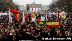 Berlin'de PKK'ya konan yasağın kalkması için gösteri yapan Kürtler