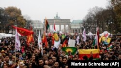 Berlin'de PKK yasağının kalkması için gösteri yapan Kürtler