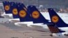 Düsseldorf hava limanında bekleyen Lufthansa uçakları