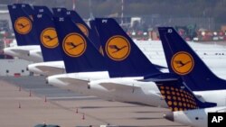 Düsseldorf hava limanında bekleyen Lufthansa uçakları