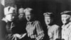 1945'de savaş sonrası Auschwitz toplama kampından sağ kurtulan Yahudiler