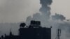 Asap mengepul setelah serangan Israel, di tengah konflik yang sedang berlangsung antara Israel dan Hamas, di Khan Younis di selatan Jalur Gaza, 10 Desember 2023. (Foto: REUTERS/Ibraheem Abu Mustafa)