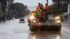 Un tanque del ejército se utiliza en las obras de rescate en una zona inundada en Porto Alegre, estado de Rio Grande do Sul, Brasil, el 10 de mayo de 2024. 