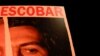 ARCHIVO - Recorte de un carte portado por un manifestante pacifista en Israel el 23 de marzo de 2024, con una composición de dos caras comparando al primer ministro Benjamín Netanyahu con Pablo Escobar . 